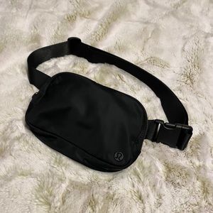 Lululemon Everywhere belt bag